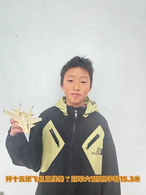 小学生最火三个纸飞机镀金工人的简单介绍