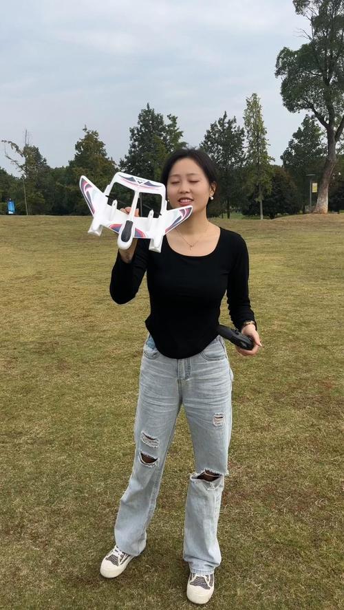 警方查了我三年前的纸飞机,当年的纸飞机现在回到我手里