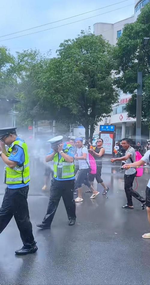 云南泼水节公然“洗警”,2020云南泼水节在什么地方